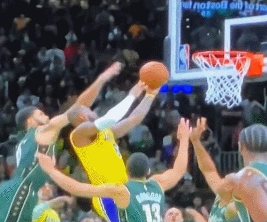 石油杯-漏判偷走湖人胜利 詹姆斯跪地长叹矛头直击裁判